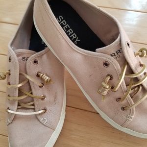 Sperry tennis shoe.